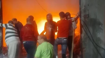 وفاة وإصابة ثلاثة أفراد جراء انهيار مدخنة في مصنع بالصف