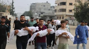 غزة تحت القصف: إسرائيل تودي بحياة 59 فلسطينياً يوم الأحد، بينهم أطفال ونساء وافراد يبحثون عن الطعام في مختلف مناطق القطاع.