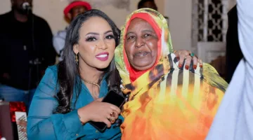 صورة حصرية: السلطانة هدى عربي تتألق بإطلالة فريدة برفقة والدتها