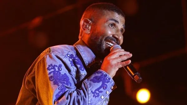 أحمد سعد يشعل أجواء حفلة الجامعة الأمريكية ويكرم المتفوقين. أحمد سعد يشعل أجواء حفلة الجامعة الأمريكية ويكرم المتفوقين.
