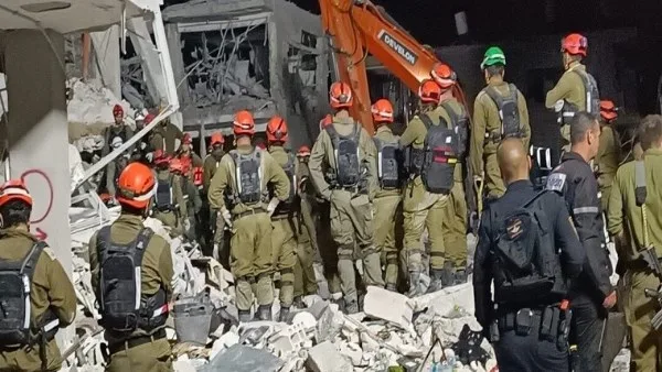 زيادة عدد القتلى نتيجة القصف الإيراني على بات يام إلى 9 إسرائيليين وإصابة المئات زيادة عدد القتلى نتيجة القصف الإيراني على بات يام إلى 9 إسرائيليين وإصابة المئات