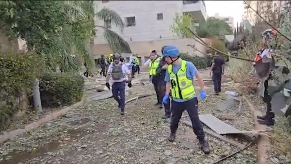 شاهد.. أثر صواريخ إيران على مبنى السفارة الأمريكية في تل أبيب