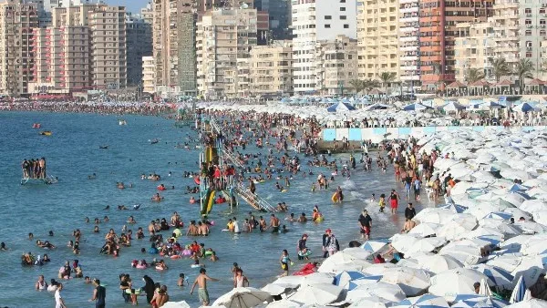 الدخول بتكلفة 5 جنيهات فقط.. 65 شاطئًا في الإسكندرية لخدمة الزوار الصيفيين. الدخول بتكلفة 5 جنيهات فقط.. 65 شاطئًا في الإسكندرية لخدمة الزوار الصيفيين.
