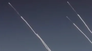صواريخ إيرانية تُرصد من متن طائرة مدنية