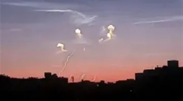 صواريخ تُطلق وتترك بصماتها: لغز ظهور الخطوط البيضاء والسحب المتألقة في سماء مصر.