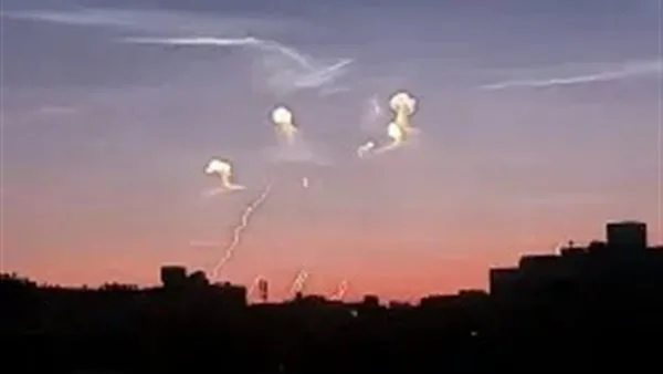 صواريخ تُطلق وتترك بصماتها: لغز ظهور الخطوط البيضاء والسحب المتألقة في سماء مصر. صواريخ تُطلق وتترك بصماتها: لغز ظهور الخطوط البيضاء والسحب المتألقة في سماء مصر.