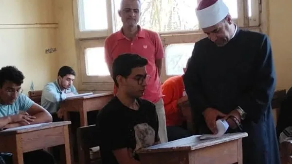 رئيس منطقة الأزهر في المنوفية يراقب امتحانات النحو لطلبة القسم العلمي بلجنة الباجور