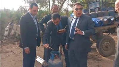 محافظ الدقهلية يقوم بزيارة مفاجئة لسيارات تعبئة أنابيب الغاز في قري دكرنس للتأكد من دقة الأوزان