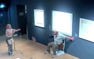 سائح يدمر عملًا فنيًا في متحف إيطالي لأجل التقاط صورة