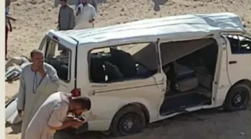 انقلاب باص صغير وإصابة 6 أشخاص على طريق الواحات