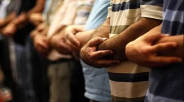 هل تؤثر صلاة الجماعة القائِمة بجوار المصلي المنفرد على صلاته؟ ..الإفتاء توضح رأي الفقهاء