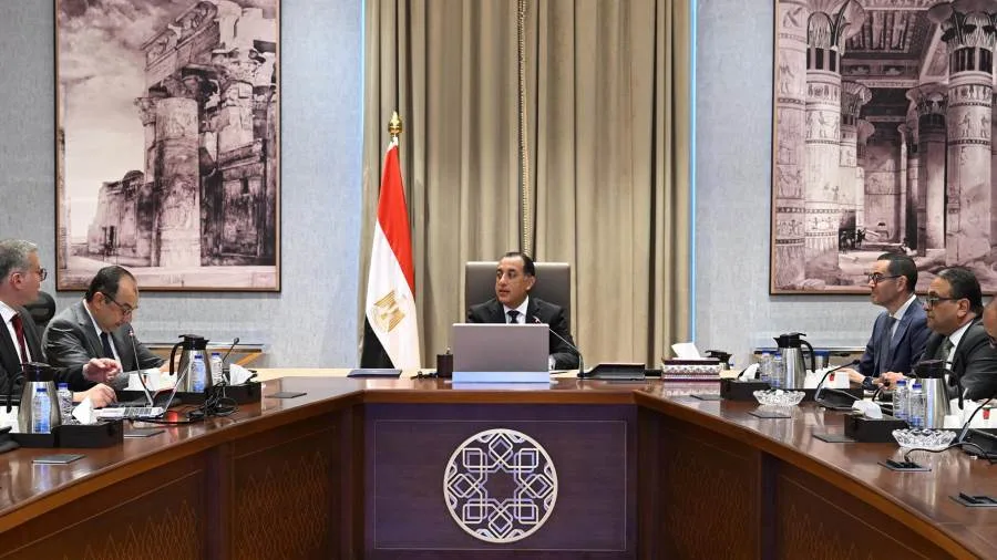 رئيس الوزراء يراقب تنفيذ خطة الطروحات الحكومية في مجالي البترول والقطاع العام رئيس الوزراء يراقب تنفيذ خطة الطروحات الحكومية في مجالي البترول والقطاع العام