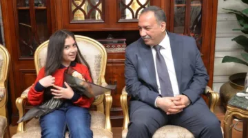 محافظ أسيوط يكرّم الطالبة “أنجلينا عماد” ويمنحها درع التقدير للجهود المجتمعية لوعيها البيئي والاجتماعي