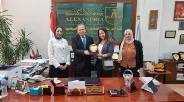 عميد كلية العلوم السياسية في الإسكندرية يكرّم الدبلوماسيين الجدد من خريجي الكلية (صور)