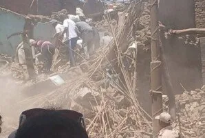 عاجل | سقوط منزل في قنا.. فتاة عالقة تحت الحطام والمحافظ يتابع عمليات الإنقاذ