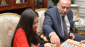 تقديرًا لاهتمامها بالبيئة.. تكريم طالبة في أسيوط ومنحها جائزة للمسؤولية المجتمعية.