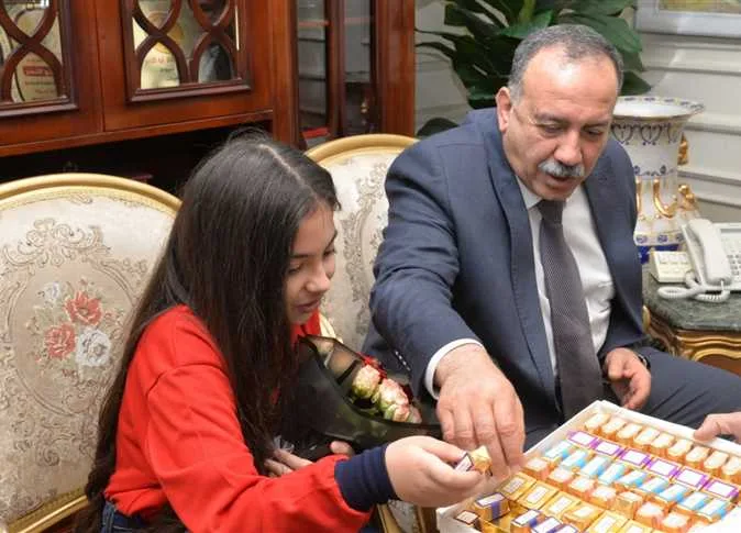 تقديرًا لاهتمامها بالبيئة.. تكريم طالبة في أسيوط ومنحها جائزة للمسؤولية المجتمعية.