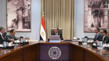رئيس الوزراء يراقب تطبيق برنامج عطاءات الحكومة في مجالي البترول والمشاريع العامة