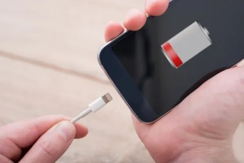 تقصير عمر بطارية هاتفك الذكي: 5 أخطاء شائعة في عملية الشحن ينبغي تجنبها تقصير عمر بطارية هاتفك الذكي: 5 أخطاء شائعة في عملية الشحن ينبغي تجنبها