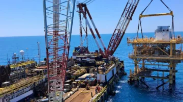 تركيب منصة وب لعمليات الغاز الطبيعي في مشروع تطوير حقل غاز غرب البرلس البحري بمنطقة إدكو.