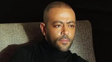 تامر عاشور يتألق على المسرح باستخدام العكاز خلال حفله في الكويت (فيديو)