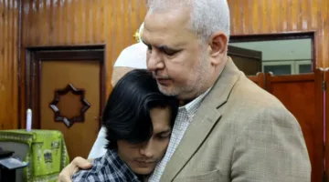عميد أصول الأزهر يواسي طالبًا إندونيسيًا يبكي في الامتحان بعد وفاة والده ويصلي عليه صلاة الغائب