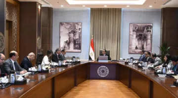 رئيس الوزراء يُراقب سير تنفيذ برنامج العروض الحكومية في مجالي النفط والقطاع العام.