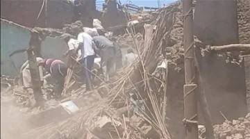 محافظ قنا يتابع انتشال جثة طفلة من تحت الأنقاض إثر انهيار منزلها في دندرة