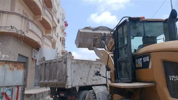 استجابة لشكاوى المواطنين.. شرطة الإسكندرية تبدأ حملة لجمع النفايات في العامرية.