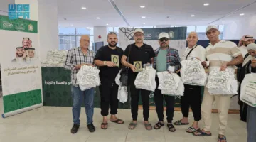 وزارة الشؤون الإسلامية توزع هدايا خادم الحرمين الشريفين من المصاحف على الحجاج المغادرين من منفذ حالة عمار