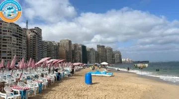 رفع الأعلام الحمراء في بعض شواطئ الإسكندرية وتنبيه بشأن ارتفاع الأمواج