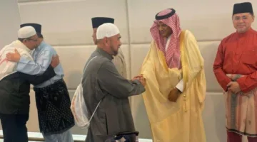 سفير السعودية في بروناي دار السلام يرحب بالحجاج العائدين من أماكن الحج بعد أداء مناسكهم.
