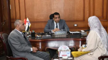 محافظ قنا يناقش 81 طلباً من المواطنين لتعزيز الخدمات