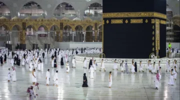 ملامسة الكعبة أثناء الإحرام وتأثيرها: فتوى من عضو بمركز الأزهر