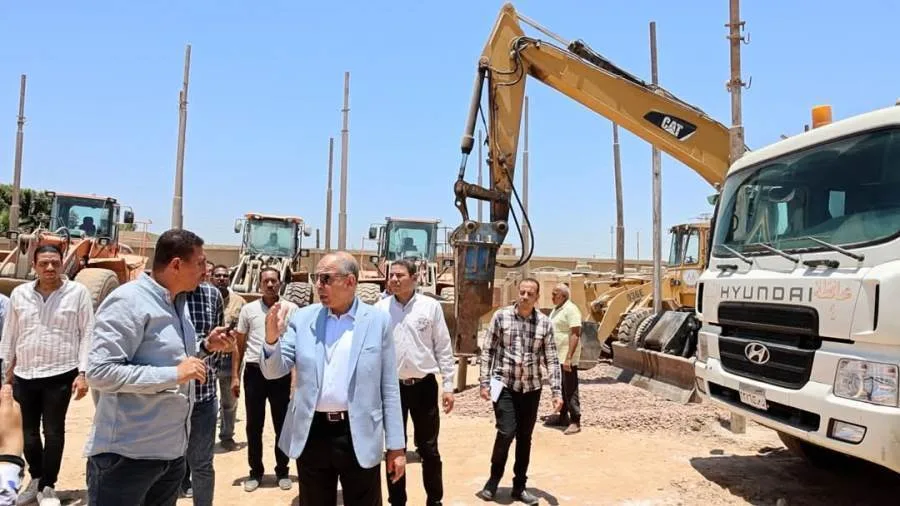 محافظ المنيا يزور الحملة الميكانيكية ويؤكد على استعداد المعدات للتعامل مع الظروف الطارئة