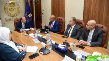 رئيس هيئة الدواء يلتقي وفد استرازينيكا لبحث تعزيز الاستثمارات في صناعة الأدوية بمصر