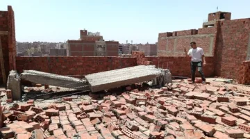 محافظ الجيزة يشرف على هدم 3 طوابق غير قانونية بمباني في حي الهرم
