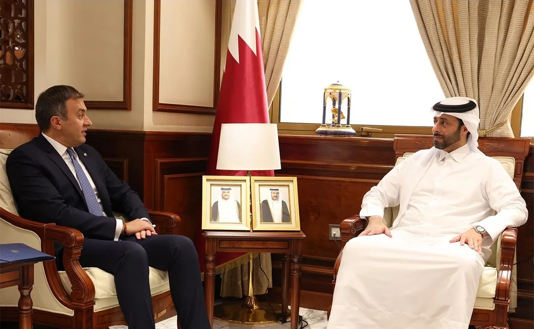 وزير البلدية يلتقي بنائب وزير الخارجية اليوناني
