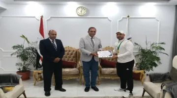 محافظ قنا يكرم خلف محمد بطل العالم في الووشو كونغ فو تقديراً لإنجازاته العالمية