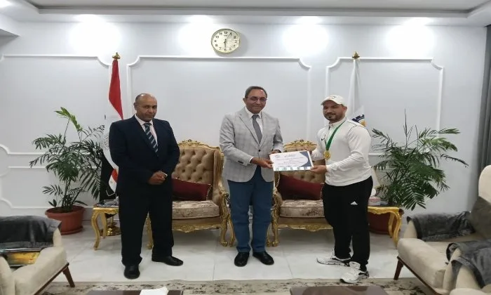 محافظ قنا يكرم خلف محمد بطل العالم في الووشو كونغ فو تقديراً لإنجازاته العالمية محافظ قنا يكرم خلف محمد بطل العالم في الووشو كونغ فو تقديراً لإنجازاته العالمية