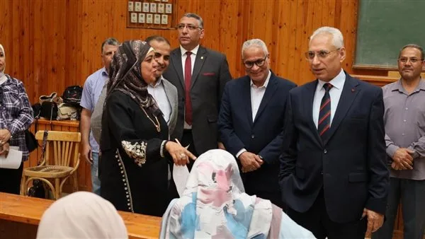رئيس جامعة المنيا يستمر في جولات المراقبة للاطلاع على امتحانات كلية التربية الفنية رئيس جامعة المنيا يستمر في جولات المراقبة للاطلاع على امتحانات كلية التربية الفنية