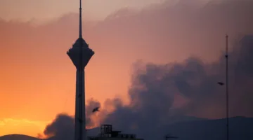 الكيان الإسرائيلي يستهدف مبنى هيئة الإذاعة والتلفزيون الإيرانية بالقصف