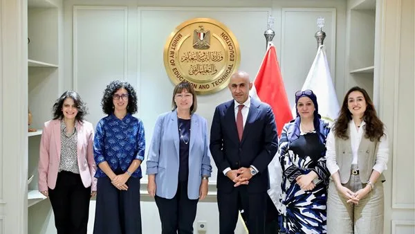 وزير التعليم يلتقي بالمنسق المقيم للأمم المتحدة لمناقشة تحسين نظام التعليم ما قبل الجامعي