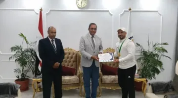محافظ قنا يكرم بطل العالم في الووشو كونغ فو اعترافًا بإنجازاته العالمية