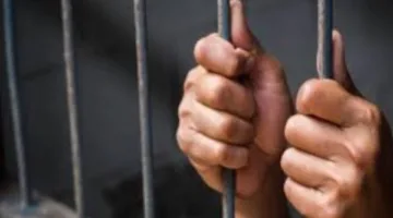إحالة جامع قمامة إلى المحكمة بتهمة قتل صديقه نتيجة خلاف حول الكنزة.