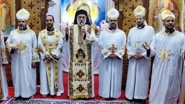 الأنبا باسيليوس يكرم الشماس أكرم شوقي بدفعه إلى رتبة إيبودياكون في كنيسة مار مرقس بالمنيا. الأنبا باسيليوس يكرم الشماس أكرم شوقي بدفعه إلى رتبة إيبودياكون في كنيسة مار مرقس بالمنيا.
