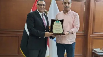 رئيس مدينة الغردقة يقدر مدير جهاز تنمية المشروعات لتميزه في الأداء