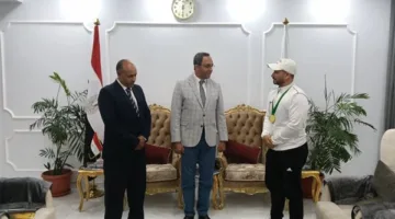 محافظ قنا يكرم بطل العالم في الووشو كونغ فو تقديرًا لنجاحاته العالمية.