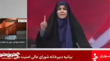 مذيعة التلفزيون الإيراني تتحدى الموت على الهواء.. كيف تصرفت بعد قصف المبنى؟
