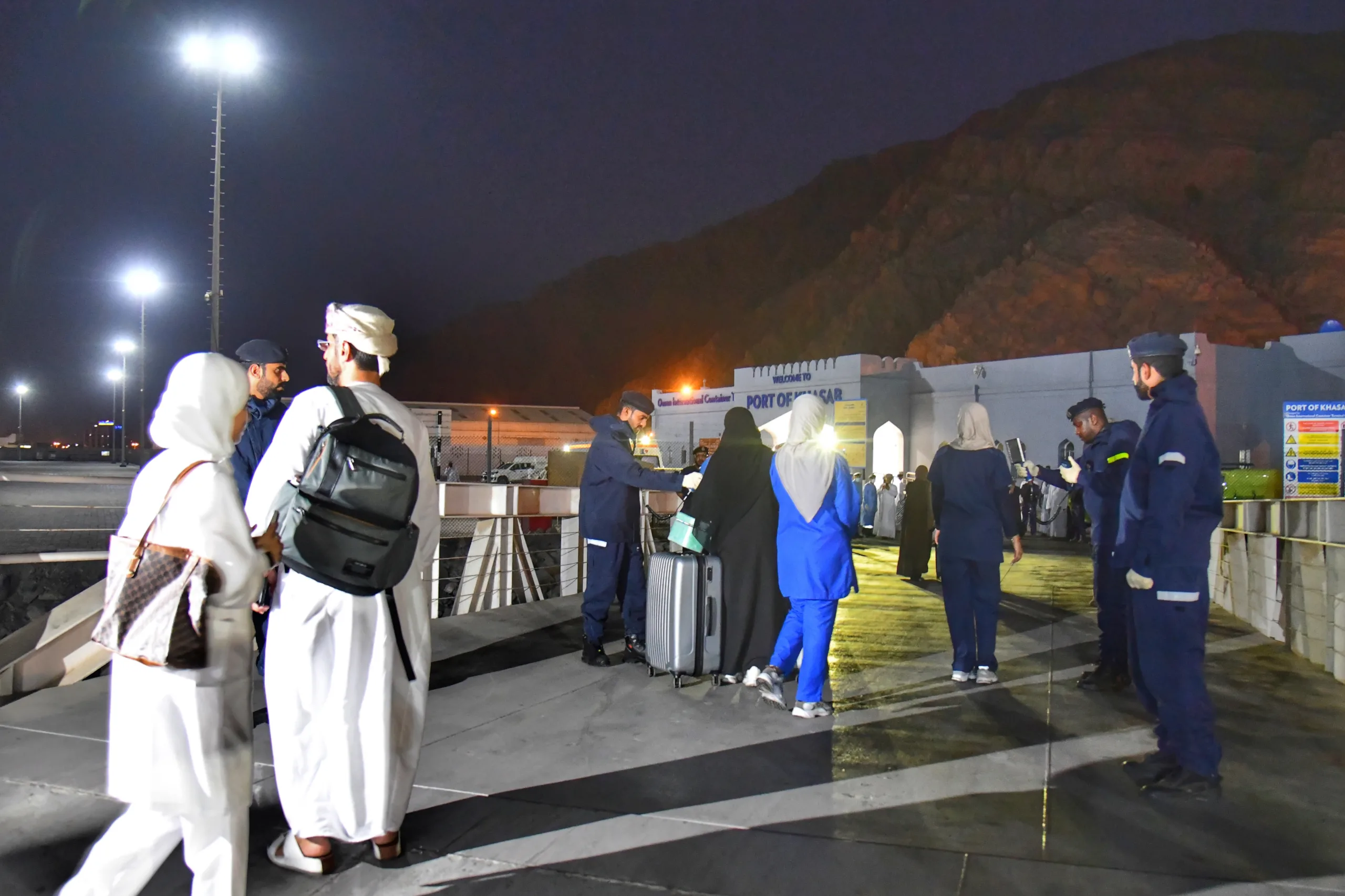 عودة مجموعة من المواطنين من إيران إلى سلطنة عمان عودة مجموعة من المواطنين من إيران إلى سلطنة عمان